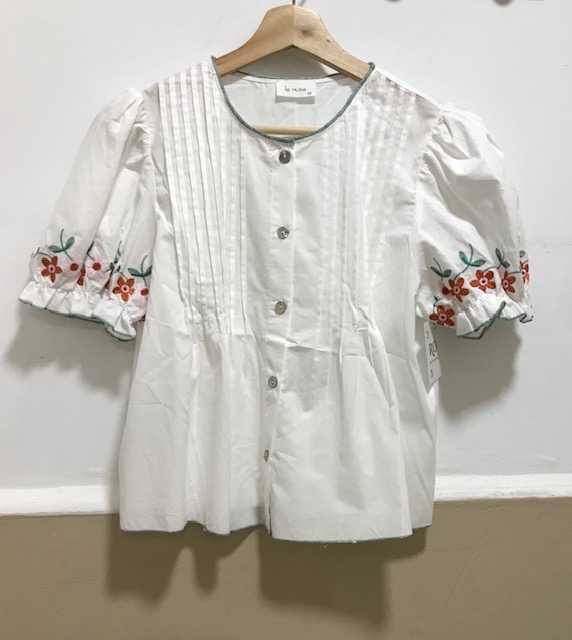 BLUSA BORDADOS.