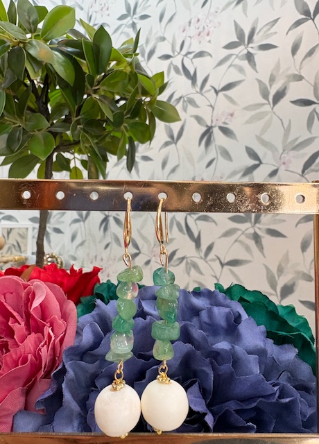PENDIENTES VERDE JABONOSO con bolita de Hueso