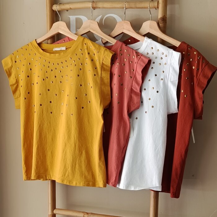 CAMISETA TACHUELAS.