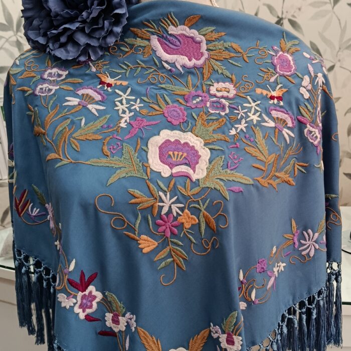 MANTÓN MODELO PEPA Celeste con Buganvilla